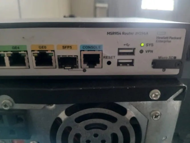 Vendo 1 Switch intelbras SG 2620 e 1 Router MSR954