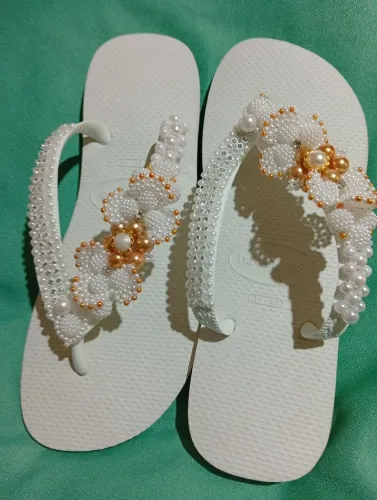 Chinelo havaianas, decorado em pérolas