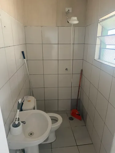 Quarto e cozinha com banheiro dentro