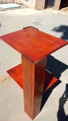 Mesa Lateral Artesanal em Pinus envernizado