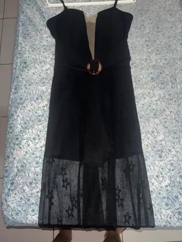 Vestido Longo Preto com Transparência, Estrelas e Decote Profundo