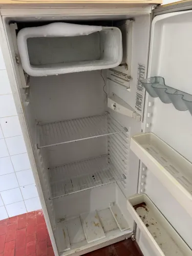 Vendo geladeira bem conservada e funcionando tudo perfeitamente, preço abaixo 