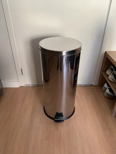 LIXEIRA COM PEDAL 30 LITROS