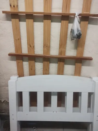 Cama de solteiro branca com avarias