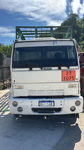 ? Ford Cargo 2422T 2004 - Caminhão Forte, Econômico e Pronto para Trabalhar