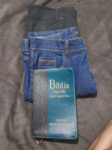 2 calça e uma bíblia nova 