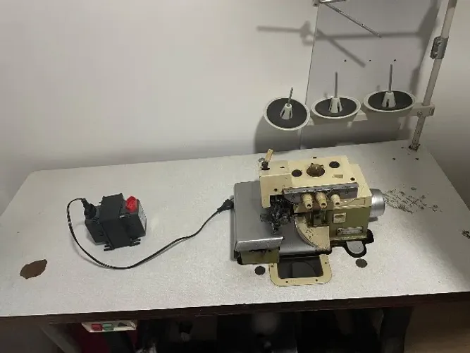 Máquina de costura overloque