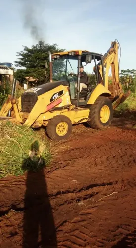Troco retroescavadeira Caterpillar ano 2008 por caminhão guincho