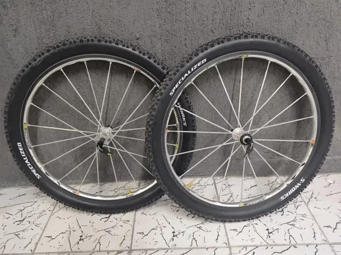Rodas MAVIC CROSSMAX G2, Aro 26 blocagens titânio, laterais cerâmica, Pneus Novos.
