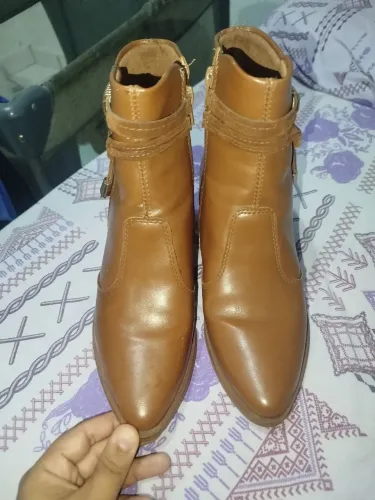 Vende-se bota coturno n°35 usada 2 vezes motivo da venda ficou apertada pra mim.