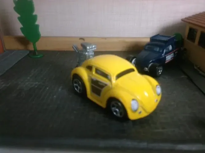 MINIATURA Hot Wheels 2016 Volkswagen Beetle Tooned - Scale 1/64