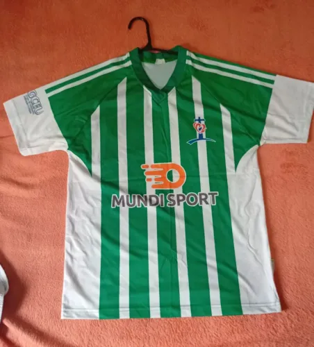 Uniforme de futebol 14 camisas e 14 calções.