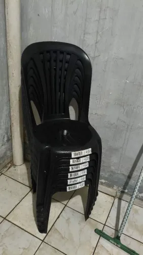 6 Cadeiras de plástico pretas. 80$