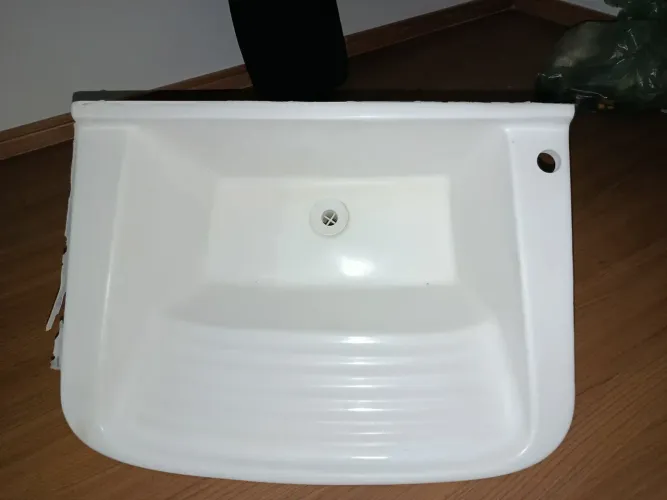 Tanquinho branco em mármore sintético e passa prato no mesmo material