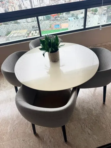 Mesa com 4 cadeiras