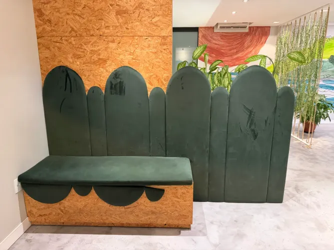 Banco com floreira e painel