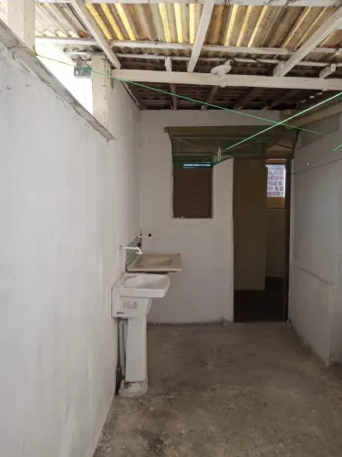 Alugo esse Kitnet um cômodo com banheiro , Bairro do colibris