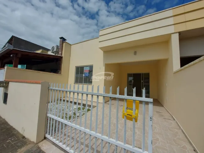 Casa disponível para locação no bairro Centro, em Penha/SC. (Cód 13880)