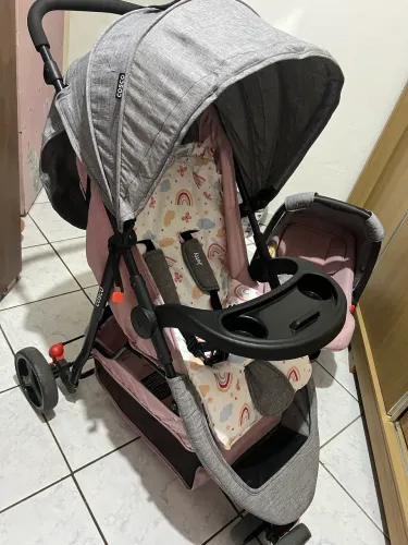 Carrinho e bebê conforto cosco rosa menina