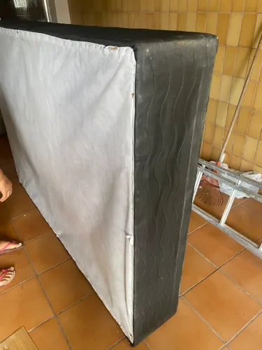 Base de cama casal em bom estado
