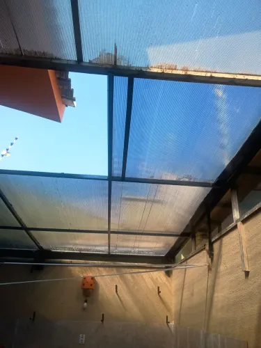 Estrutura ferro e policarbonato