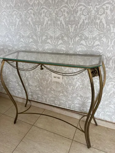mesa aparador / console com tampo de vidro e estrutura metálica dourada