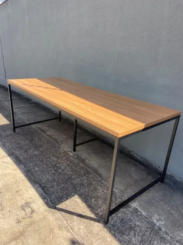 Mesa industrial reforçada