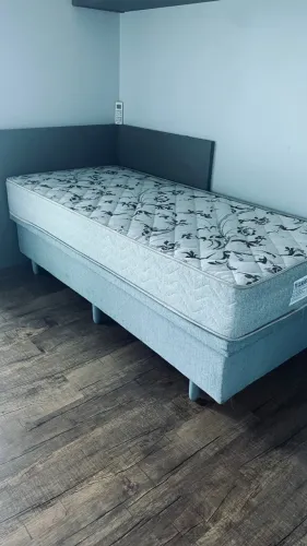 Cama solteiro com colchão em bom estado 