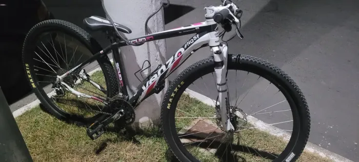 Bike Venzo Scud Aro 29 - Deore XT - ProShock Ultra - 27v