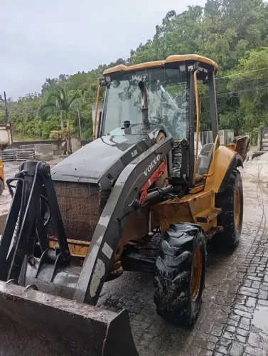 Retroescavadeira volvo bl60b ano 2015