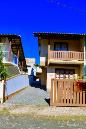 SOBRADO COM PISCINA EM BOMBINHAS PROXIMO A PRAIA DE CANTO GRANDE