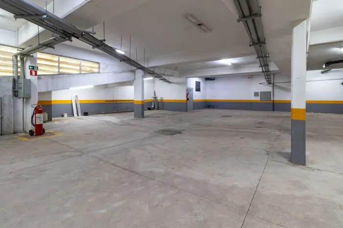 Prédio comercial na Avenida Engenheiro Armando de Arruda Pereira, 285 993 m²