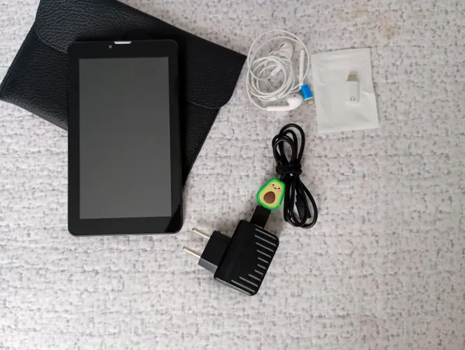 TABLET, FONES, ADAPTER.