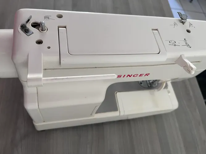 Máquina de costura Singer facilita pro