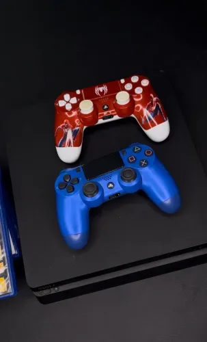 PS4 Slim 1Tera +2Controles +5jogos