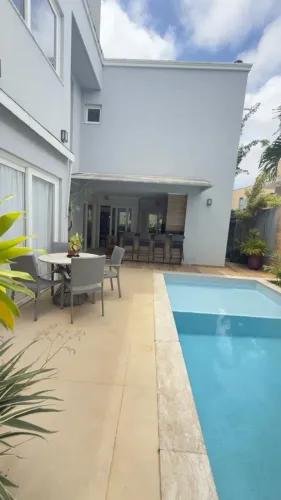 Casa com 5 suítes, sendo uma suíte térrea e 4 suítes na parte superior (VE)
