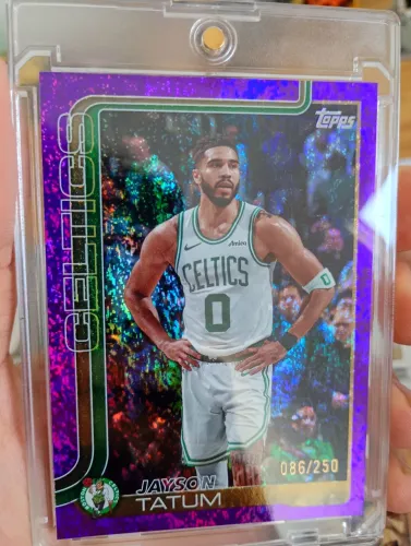Card NBA Topps 2025/26 - Jason Tatum (tiragem limitada) + lote de Cards NBA Topps (21un)