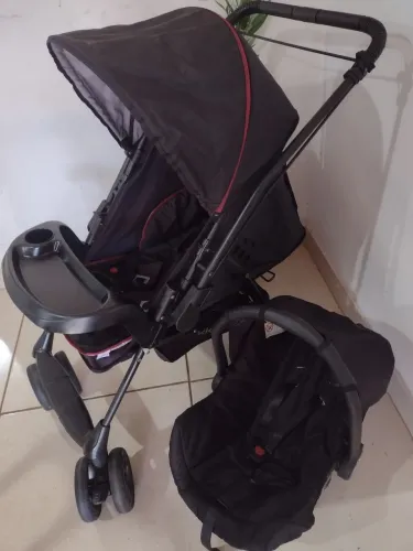 Carrinho com bebê conforto