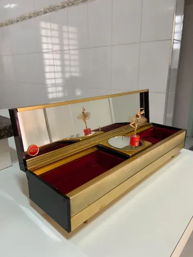Porta-jóias antigo estilo vintage, com caixa de música e bailarina.<br><br>