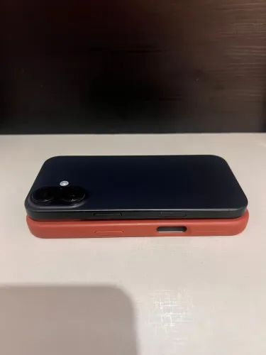 iPhone 16 semi novo sem detalhes