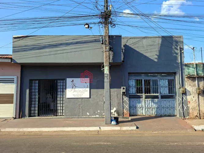 Casa Geminada com Ponto Comercial no Centro