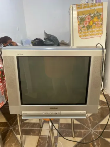 Vendo televisão antiga