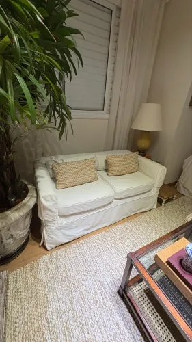 Sofá de dois lugares com capa de brim