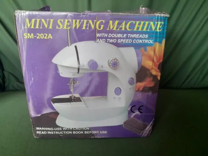 Máquina de costura portátil, não usei , só fiz o teste nela..