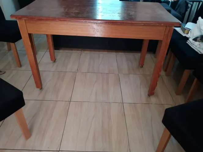 Mesa de madeira com rodinhas 
