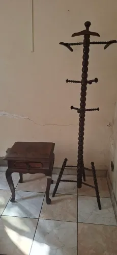 Criado mudo e cabide de madeira antigo