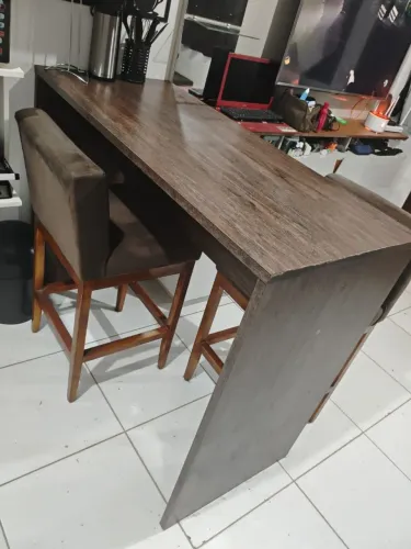 Mesa em MDF + 2 banquetas maciças