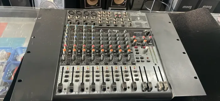 MESA DE SOM BEHRINGER XENYX X2222USB