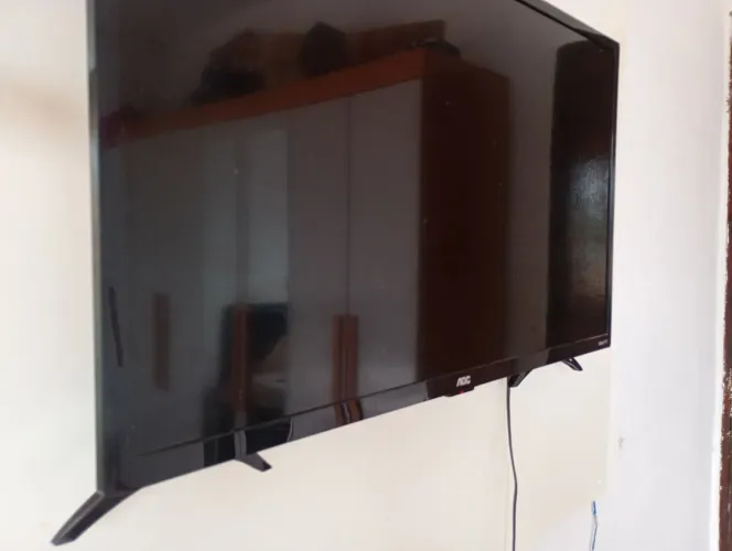 Vendo uma TV smart 32 polegadas da AOC Roku com wi-fi Netflix YouTube Disney HBO 