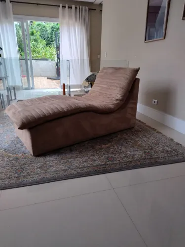 Chaise divã caramelo claro 1,50m de comprimento 70cm de largura e 80 de altura.